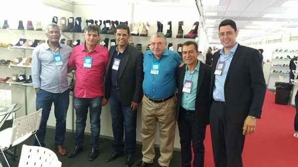 O prefeito de Nova Serrana, Euzebio Lago, deputado estadual Fábio Avelar (PT do B/MG) e do secretário municipal de Indústria e Comércio de Nova Serrana, Marcelo Caires, prestigiaram os expositores da Nova Serrana Feira e Moda.