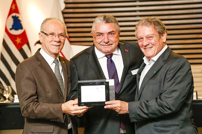 O presidente do Sindinova, Pedro Gomes da Silva, recebeu placa de reconhecimento das mãos do presidente da Regional Centro-Oeste da FIEMG, Afonso Gonzaga, e do presidente do Sindicato Nacional da Indústria de Trefilação e Laminação de Metais Ferrosos (SICETEL), Daniele Pestelli. Foto: Everton Amaro/FIESP