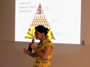 A consultora de design Assintecal Tatiana Souza destacou aos presentes as transformações que a moda mundial tem sofrido. Foto: Antônio Azevedo.