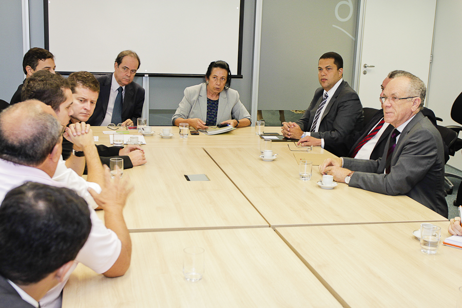 Secr._de_Desenvolvimento_de_Minas_e_empresrios_de_Nova_Serrana-1_12