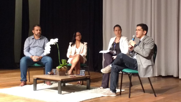 Durante o Seminário “Inovar para Crescer – Desafios do Crescimento”, os empresários Jasielle Oliveira e Fábio Santos (à esquerda) apresentaram as inovações implantadas em suas empresas através do projeto Sebraetec. Foto: Antônio Azevedo.