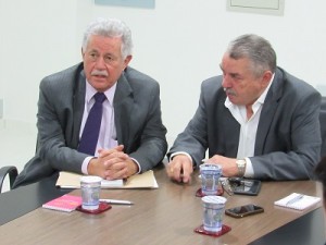 Durante a visita ao Sindinova, o secretário de Estado de Fazenda, José Afonso Bicalho, elogiou as iniciativas da entidade em prol do polo calçadista de Nova Serrana. Foto: Antônio Azevedo.