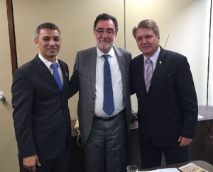 O ministro do Desenvolvimento Agrário, Patrus Ananias (centro), recebeu o primeiro vice-presidente do Sindinova, Júnior César Silva, em seu gabinete. Foto: Rosa Scholl.