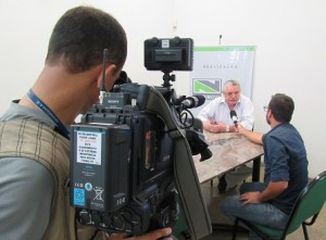 O presidente do Sindinova, Pedro Gomes da Silva, concedeu entrevista à TV Integração sobre os altos índices de contratação em Nova Serrana. Foto: Antônio Azevedo/Sindinova