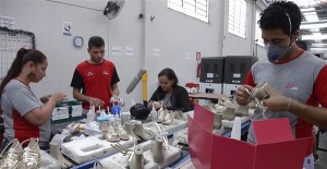 Nos dois primeiros meses de 2017, a indústria calçadista de Nova Serrana contratou 43,9% a mais que o mesmo período do ano anterior. Imagem: Era Propaganda.