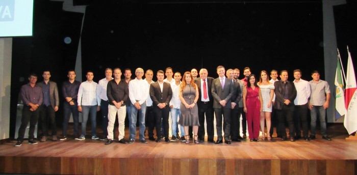 Os membros da diretoria eleita para o triênio 2016-2019 do Sindinova. Foto: Antônio Azevedo.