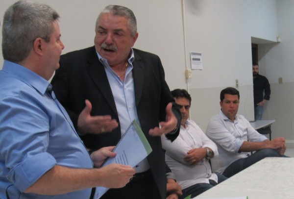 Pedro Gomes entrega Pauta de Reivindicações do Polo ao senador e pré-candidato a governador, Antônio Anastasia