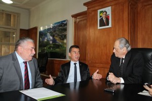 As autuações de centenas de empresas do polo calçadista de Nova Serrana foram discutidas com o secretário de Estado de Meio Ambiente e Desenvolvimento Sustentável, Jairo José Isaac (à esquerda). Foto: ASCOM Dep. Fábio Avelar.