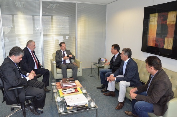 Para tratar de assuntos relacionados à segurança de Nova Serrana, o secretário de Estado de Defesa Social Sérgio Barboza de Menezes (ao centro) recebeu em seu gabinete o presidente do Sindinova, Pedro Gomes da Silva, e autoridades. Foto: ASCOM Prefeitura Municipal de Nova Serrana.