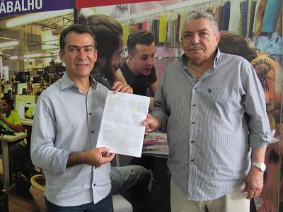O deputado estadual Fábio Avelar (PT do B-MG) e o presidente do Sindinova, Pedro Gomes da Silva, comemoram a readequação das indústrias na Deliberação Normativa Copam nº 74/2004. Foto: Antônio Azevedo.