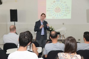 O médico do trabalho Gustavo Nicolai apresentou números que comprovam a lucrabilidade da prevenção dos acidentes de trabalho nas empresas. Foto: Alessandro Carvalho.