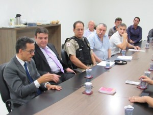 Em reunião com os diretores do Sindinova, Promotoria pública, Polícias Civil e Militar, poder legislativo estadual e Prefeitura Municipal de Nova Serrana definiram ações em benefício da segurança do município. Foto: Antônio Azevedo.