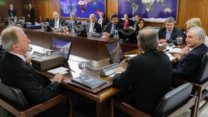 O presidente da República recebeu o relatório do setor calçadista nacional e garantiu favorecer condições de recuperação da indústria. Foto: Marcos Corrêa/PR.