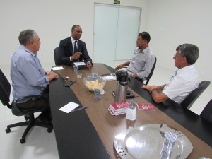 O prefeito e vice-prefeito eleitos de Nova Serrana, Euzébio Lago e Nelson Moreto, foram informados pelo assessor-chefe da Subsecretaria de Integração da Secretaria Estadual de Segurança Pública, Cel. Marcelo Vladimir Corrêa, sobre a situação da segurança municipal. Foto: Antônio Azevedo.