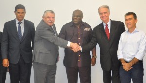 Da esquerda para a direita, o prefeito de Nova Serrana, Euzébio Lago; o presidente do Sindinova, Pedro Gomes da Silva; o governador de Abia State, Okezie Ikpeazu; o vice-presidente da FIEMG, NONONO; e o deputado estadual Fábio Avelar (PT do B/MG). Foto: Thiago Monteiro.